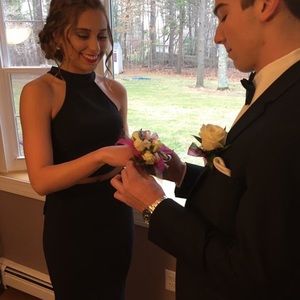 Black prom sz 4 fitted or black tie event only 75!